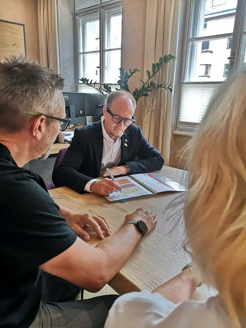 Bürgermeister Johannes Anzengruber verwendet eine Smart-Brille | Foto: Anzengruber