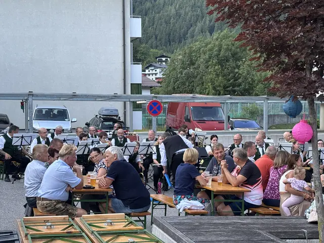 Geselliges Beisamensein am Abend. | Foto: Christian Amtmann