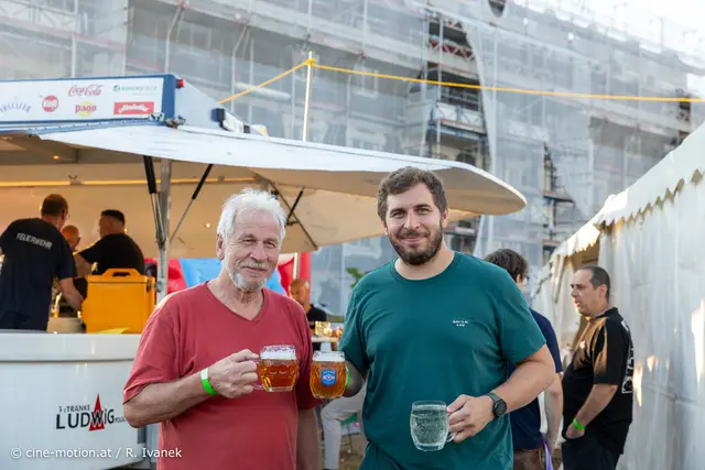 Werner und Christoph aus Lanzendorf beginnen ihren Festabend mit dem Anstoßen (vlnr). | Foto: cine-motion.at / R. Ivanek