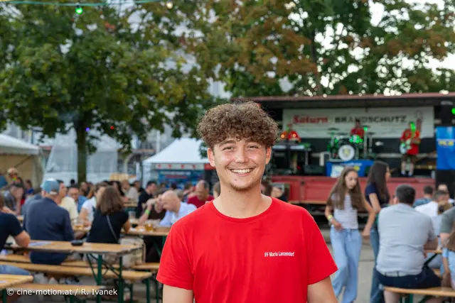 Dominik Maier Jugendbetreuer und Servicemitarbeiter im roten Leibchen. | Foto: cine-motion.at / R. Ivanek
