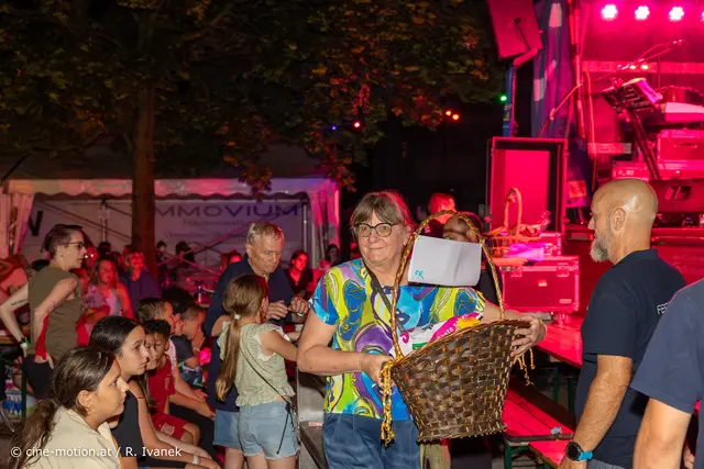 Renate P. durfe auch einen Geschenkkorb mit nach Hause nehmen. | Foto: cine-motion.at / R. Ivanek