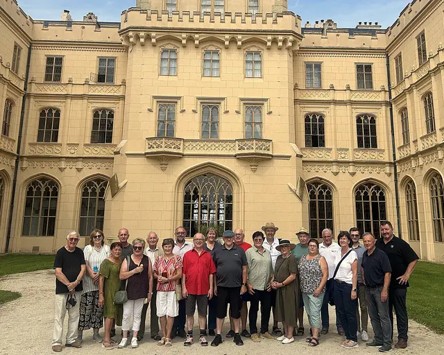 Ein Teil der Reiseteilnehmer – Franz Ribisch, Maria Kautz, Bernadette Huber, Andreas Ettl, Lisi Nekam, Gerhard und Emmi Bauer, Herbert Ullmann, Franz Schinhan, Leopoldine Mayer, Peter Milosits, Otto Wagendristel, Gabi Ullmann, Erich Embacher, Irene Rainer, Karl und Inge Hochmeister, Hans Huysza, Christine Kohzina, Stanislav Polansky, Rudi Schmidt und Josef Kohzina. | Foto: ÖKB