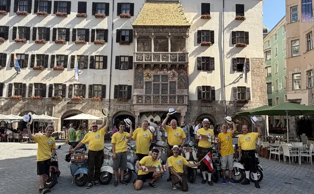 Gruppenfoto der Mitglieder des  Innsbrucker Vespaclub „Mountainmen“ vor dem Goldenen Dachl.  | Foto: AVG Filmproduktion