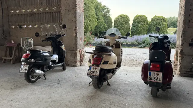 Vespas unter sich ohne Piloten - die lagen am Morgen danach noch in den Betten ... | Foto: AVG Filmproduktion