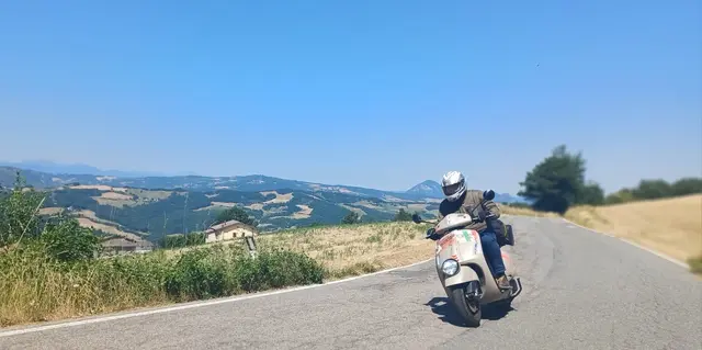 Unverkennbar: Hermann Weiskopf mit seiner Vespa GTV 300  im Vollgasmodus. | Foto: AVG Filmproduktion