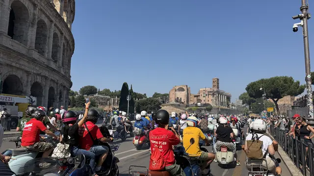 Großartiges Highlight: Die große Fahrt durch Rom mit circa 25.000 Vespas. | Foto: AVG Filmproduktion