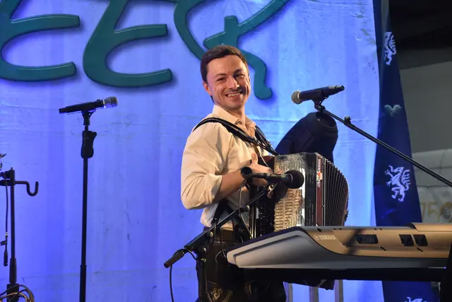 Sebastian Tallian eröffnete den stimmungsvollen Abend mit einer Mischung aus Volksmusik, Austropop und Schlager. | Foto: MeinBezirk/Michael Strini