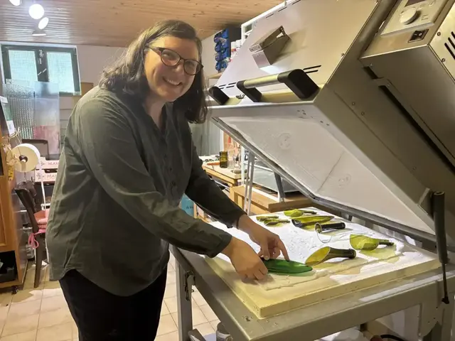 Mit viel Fingerspitzengefühl und handwerklicher Präzision fertigt Lisa Lehner in ihrer Glasmanufaktur „Kuglerei“ die MeinBezirk Award Trophäen.