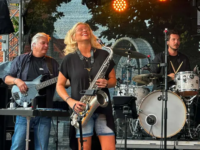 Spitzenmusikerinnen und -musiker heizten den Gästen am Rathausplatz ein. | Foto: Stadtgemeinde Köflach