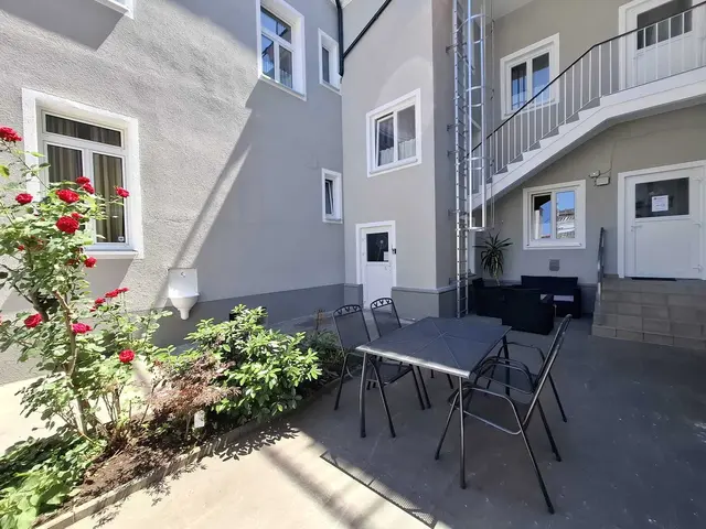 Der neu renovierte Innenhof des Mariazellerhofes dient zugleich als beliebte Sonnenterrasse für die Hotelgäste. Dort kann auch bei schönem Wetter gefrühstückt werden.