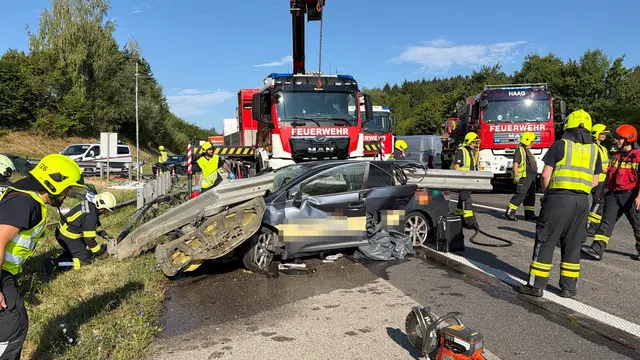 Bei einem Unfall auf der A1 starben zwei Insassen, die dritte wurde Schwer verletzt.  | Foto: DOKU-NÖ