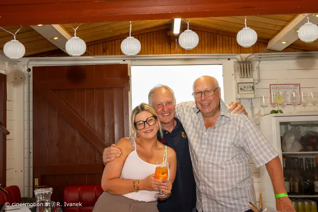 Das Team der Weinbar, die auch einen Sommer-Aperol boten. | Foto: cine-motion.at / R. Ivanek