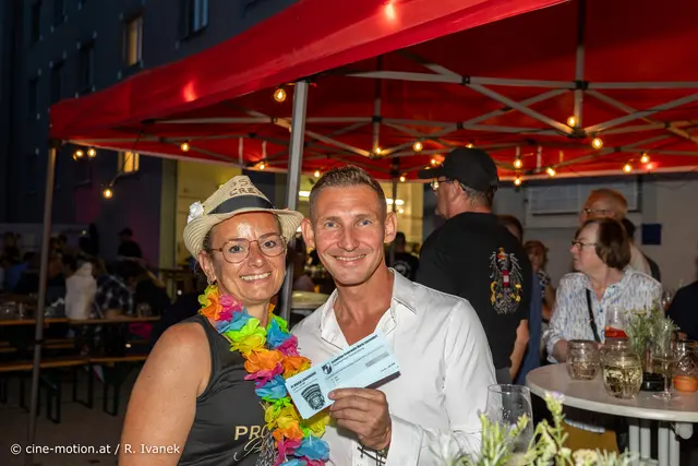 Gratulationen von allen Seiten - Sabine Rimser mit Thomas Giselbrecht (vlnr). | Foto: cine-motion.at / R. Ivanek