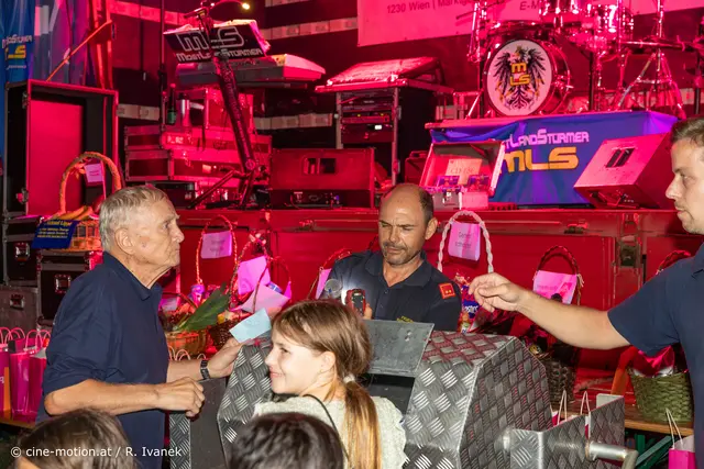 Fritz Maresch überwacht, Celine darf das Glücksengerl spielen, Harald Maier ist der Gewinnerbekanntgeben und der nächste Überbringer wartet bereitds (vlnr). | Foto: cine-motion.at / R. Ivanek