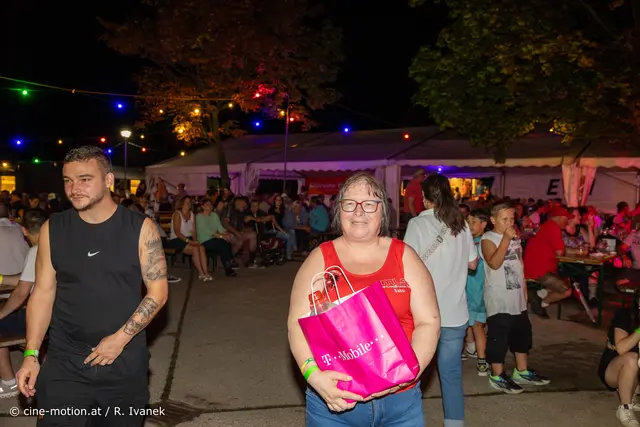 Sabine aus Möllersdorf (Traiskirchen) hat ein Geschenksackerl gewonnen. | Foto: cine-motion.at / R. Ivanek