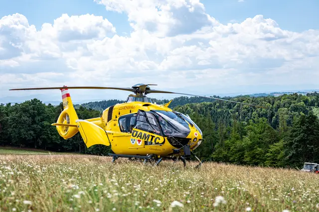 Nach der Erstversorgung durch die Rettungskräfte wurde die verletzte Person mit dem Rettungshubschrauber C10 in ein Krankenhaus geflogen.  | Foto: FOTOKERSCHI / SIMON BRANDSTÄTTER
