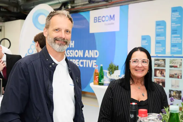 Zu den Unternehmen, die AMS-Leiterin Jutta Mohl und ihr Mitarbeiter Marc Beisteiner aufsuchten, zählte auch der Elektronikhersteller Becom in Hochstraß. | Foto: AMS
