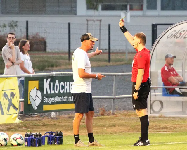 Gelb auch für Trainer Plassnegger. | Foto: Peter Seper