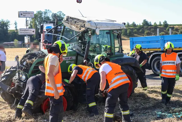 Zwei Verletzte hat Freitagnachmittag ein schwerer Verkehrsunfall zwischen einem Traktor und einem PKW in Gunskirchen gefordert.  | Foto: laumat/Matthias Lauber