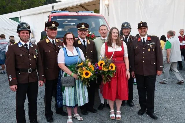 Segnung des neuen Mannschaftsfahrzeuges zum Auftakt des Jubiläumsfestes der Feuerwehr Oberwölz am Freitagabend. | Foto: Anita Galler