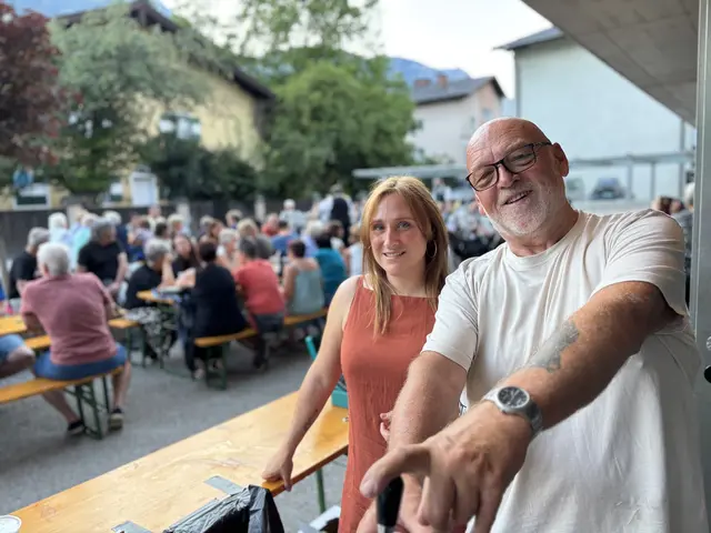 Für den Ausschank zuständig Valentina und Pepi. | Foto: Christian Amtmann