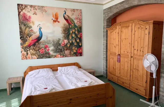 Eines der liebevoll renovierten Doppelzimmer im Hotel