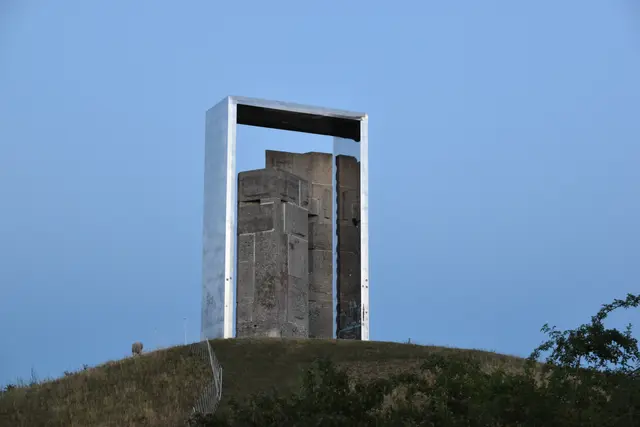 Die Schafe interessieren sich weniger für die Kunst, mehr für die Kräuter und Gräser. | Foto: Mirjam Preineder