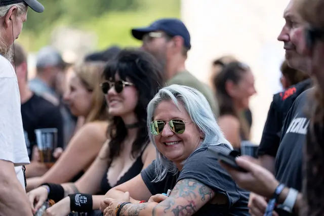 Metalfans mit Sonnenbrille auf lachen in die Kamera