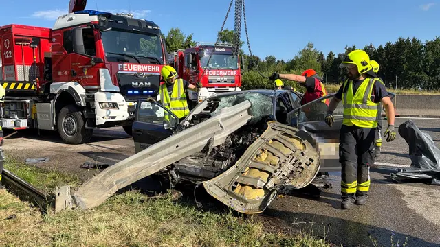 Die Leitplanke durchbohrte das Auto. | Foto: DOKU-NÖ