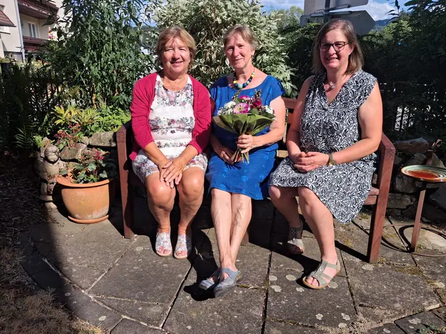 Stadträtin Anita Zehetmayer, Jubilarin Elfriede Frank-Chmela und Stadträtin Genovefa Scheibenreiter (v. l.) beim Gratulationsbesuch zum 70. Geburtstag. | Foto: GM Hainfeld