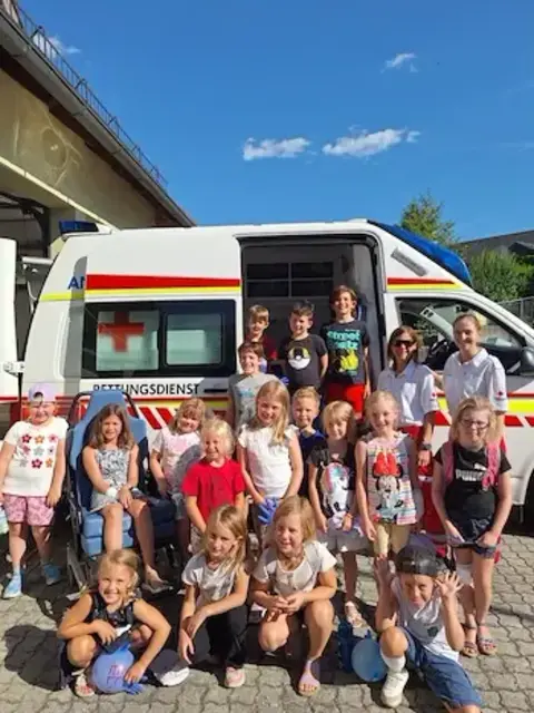 18 Kinder lernten beim Ferienspiel des Jugendrotkreuzes spielerisch die Grundlagen der Ersten Hilfe kennen und warfen einen Blick ins Rettungsauto. | Foto: GM Kirchberg