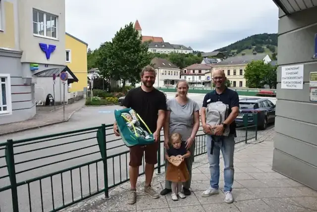 Margaretha und Florian Daxböck dürfen ihren Sohn Ludwig in den Armen halten. | Foto: Zöchbauer