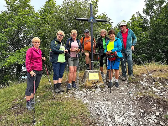 Beim Gipfelkreuz der Hinteralm (von links nach rechts): Judith Pradl, Heidemarie Edelmaier, Marianne Fügl, Manfred Pradl, Elfriede Kühmayer,
Hermine Krippel, Ludwig Edelmaier | Foto: Naturfreunde Traisen