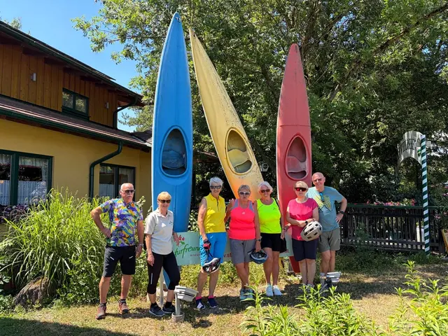 Beim Naturfreunde Bootshaus (von links nach rechts):
Manfred Pradl, Judith Pradl, Erika Schwarzer, Johanna Aschauer, Veronika Gerl, Heidemarie
Edelmaier, Ludwig Edelmaier | Foto: Naturfreunde Traisen
