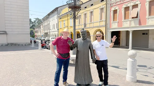 Bildbeweis zur vorigen Erwähnung des Erfolgsfilms: Die Vesoiti aus Tirol mit Don Camllo ... | Foto: AVG Filmproduktion
