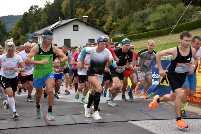 2022 gab der Blasenstein-Trail seine erfolgreiche Premiere. Bei den bisherigen vier Läufen kamen rund 100.000 Euro für den Verein Rheumalis zusammen, der rheumakranke Kinder unterstützt. Am Sonntag, 11. Oktober 2026, feiert das Lauf-Spektakel seinen fünften Geburtstag.
 | Foto: Robert Zinterhof