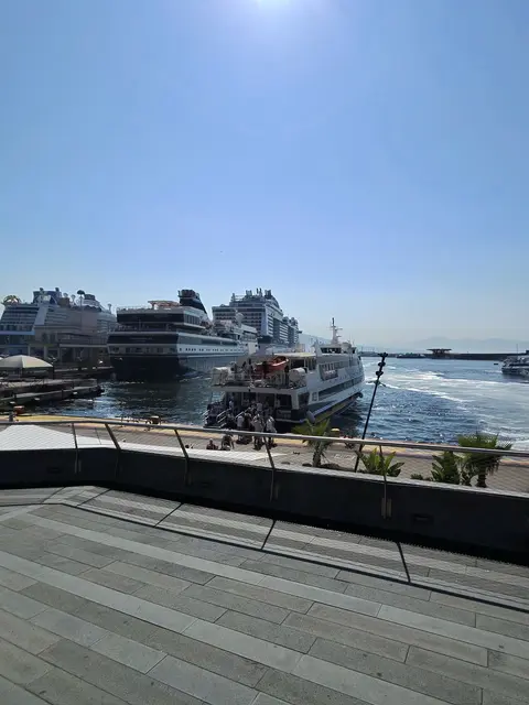  Im Hafen von Neapel lag die Odyssey of the Sea vor Anker, die Auskunft der KI dazu: "Die Odyssey of the Seas ist ein Kreuzfahrtschiff der Quantum-Ultra-Klasse von Royal Caribbean International. Sie wurde 2021 in Dienst gestellt und ist 347 Meter lang. Das Schiff bietet Platz für bis zu 5.510 Passagiere und 1.663 Besatzungsmitglieder. Zu den Attraktionen gehören ein Surfsimulator, eine Kletterwand und ein Fallschirmsprungsimulator. Sie fährt hauptsächlich in der Karibik."  | Foto: Herrmann