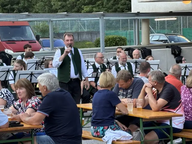 Kapellmeister Max Buchebner bedankt sich bei den Gästen. | Foto: Christian Amtmann