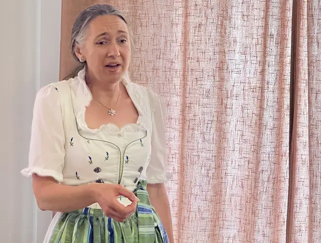 Singende Hoteldirektorin Silvia Martinek mit einem Schubert-Lied