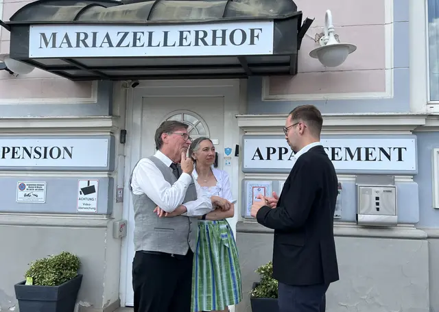 Die Hotelbetreiber Wolfgang Müller und Silvia Martinek im angeregten Gespräch mit dem 1. Vizebürgermeister Michael Kögl