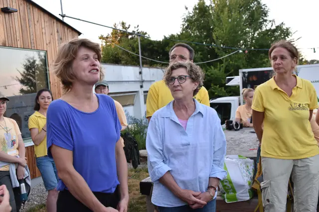 Christine Schörkhuber, Elisabeth Zottl-Paulischin und Irene Drozdowski begrüßen die Naturinteressierten. | Foto: Mirjam Preineder