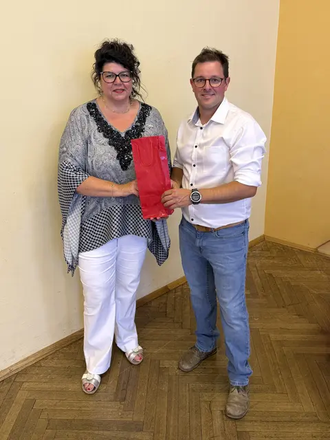 SPÖ-Bezirksvorsitzende Helga Ahrer gratuliert Gerhard Turtukowskyj zur einstimmigen Wahl zum Ortsparteivorsitzenden der SPÖ Vordernberg. | Foto: M.Friesenbichler