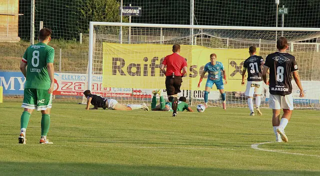 Strafstoß für Mattersburg nach Foul an Joel Kitenge. | Foto: Peter Seper