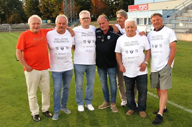 SV Oberwart Präsident Gerhard Horn gratulierte den 1970er Helden nach 56 Jahren recht herzlich. | Foto: Peter Seper