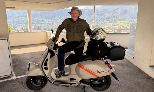 Hermann Weiskopf (Vespa 300 GTV) bereit zur Abfahrt. | Foto: AVG Filmproduktion