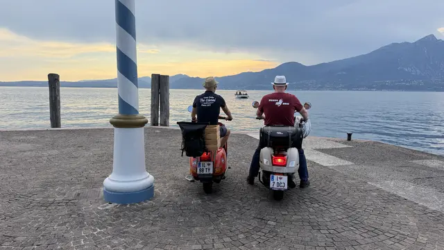 Ankunft am Gardasee bei Abendstimmung in Torri del Benaco. | Foto: AVG Filmproduktion