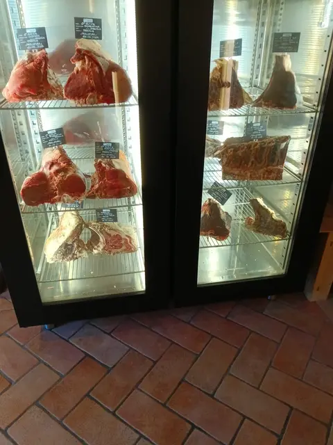 Tipp für kulinarische Feinspitze: Bistecca alla Fiorentina – das in der Toskana herzhaftest zubereitete T-Bone Steak“… | Foto: AVG Filmproduktion