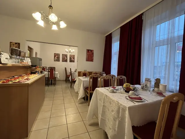 Nach der Übernahme des Hotels durch das Ehepaar Müller-Martinek wird auch wieder Frühstück angeboten, welches Top-Bewertungen z.B. bei Booking erhalten hat.