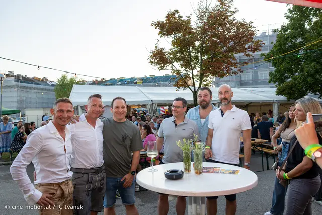 Gratulanten aus der Feuerwehr, dem Gemeinderat, der Wirtschaft (Gin)  - einfach Freunden. | Foto: cine-motion.at / R. Ivanek