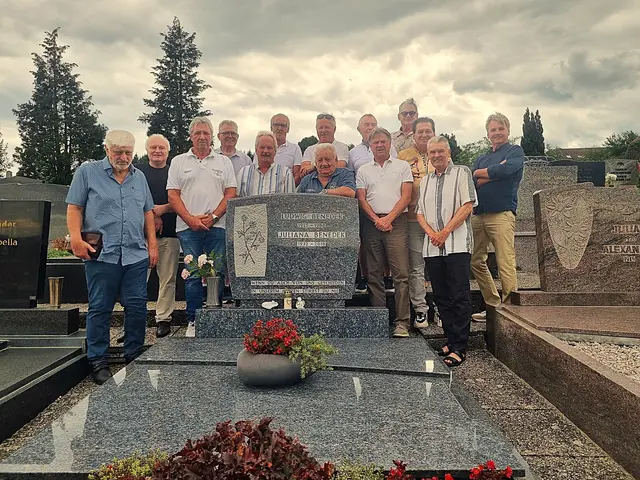 Gemeinsam besuchten die Spieler die Ruhestätte ihres Trainers Ludwig Benedek am Friedhof in Oberwart. | Foto: Peter Böcskör